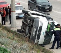 Микроавтобус перевернулся на трассе в Якутии: один человек погиб, восемь пострадали