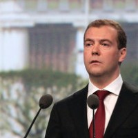 Медведев: РФ мешают коррупция и централизация, но победить их можно