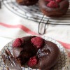 Шоколадные пирожные с шоколадной пастой и малиной